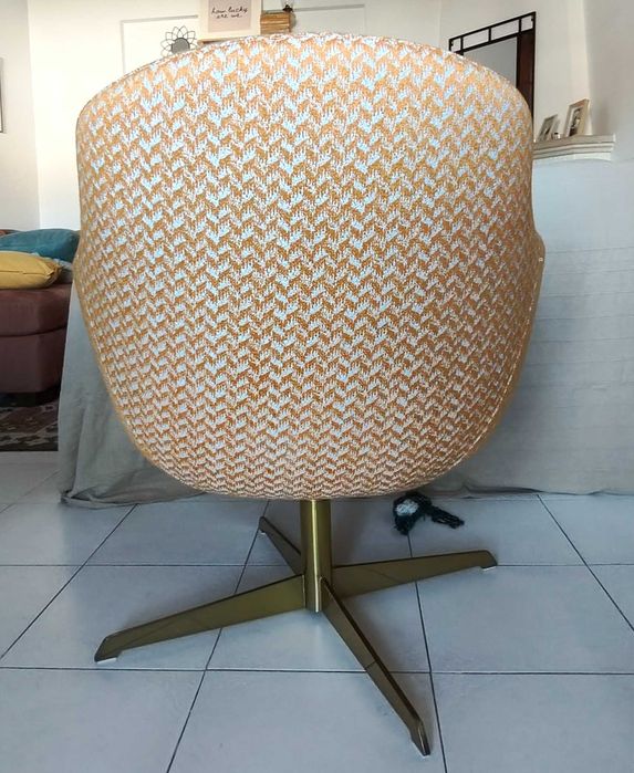 Cadeirão amarelo e branco
