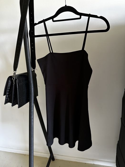 Czarna sukienka na ramiączkach