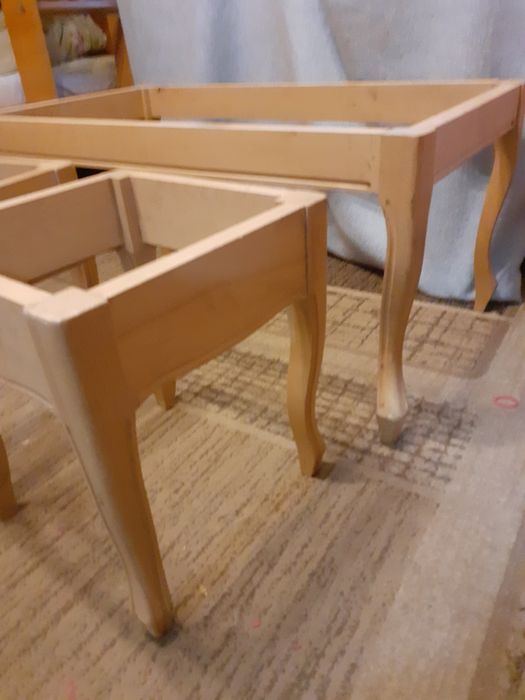 Столик з пуфіками