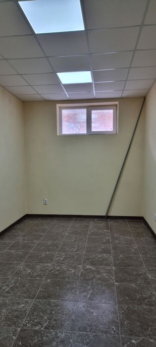 Здається напівпідвальне приміщення.