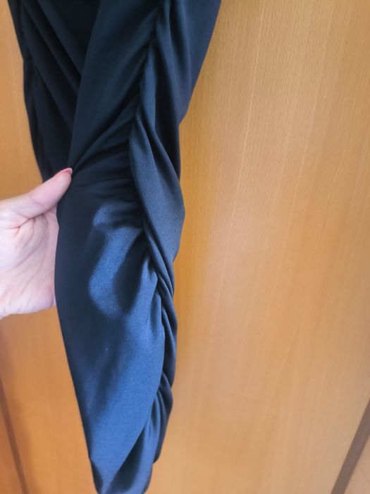 Vestido plissado preto e dourado
