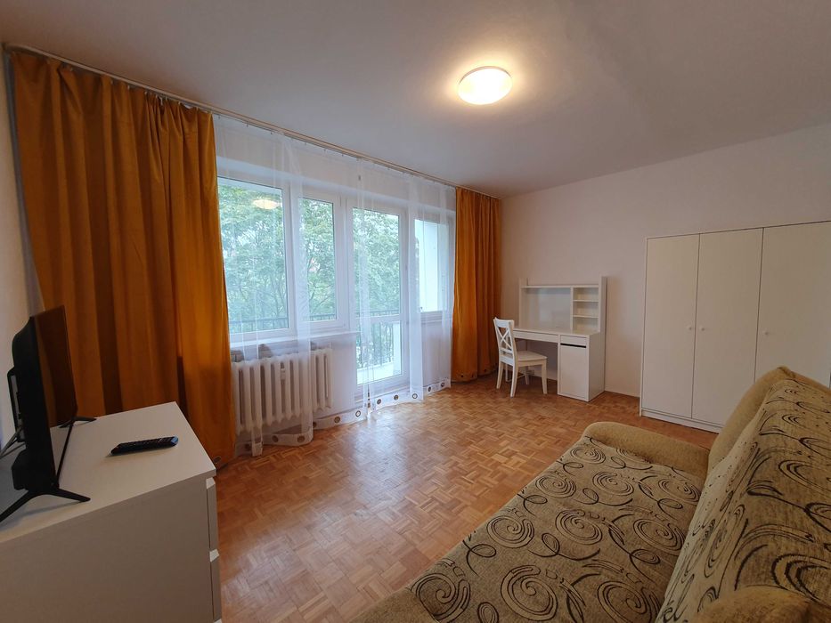 Przestronny  pokój z balkonem, 1-osobowy. Mokotów  ul. Złotych Piasków. Po remoncie. Nowe meble .