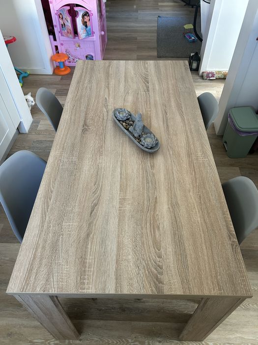 Mesa de jantar de madeira