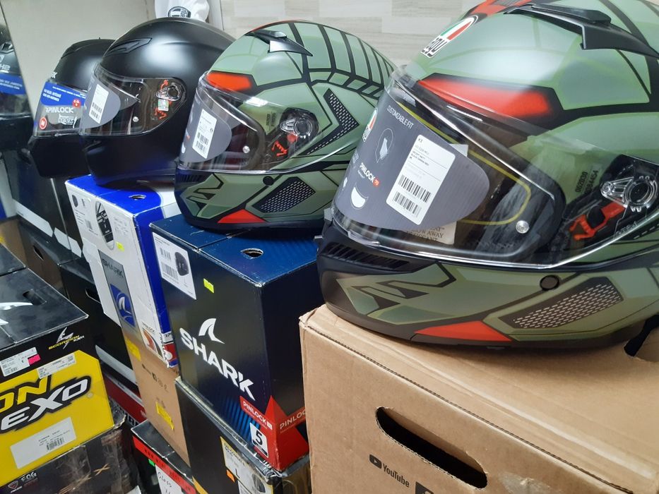 Мотошолом AGV, мотокуртка, мотоштани, мотоботи Alpinestars, Dainese