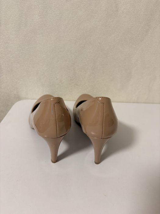 Продам туфлі мега красиві лакові бежеві від M&S