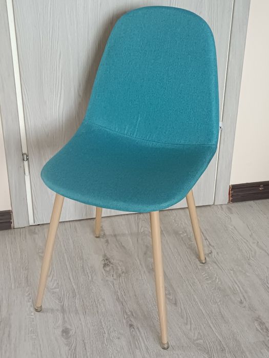 Krzesło Konsimo niebieskie wygodne do jadalni salonu design fotel