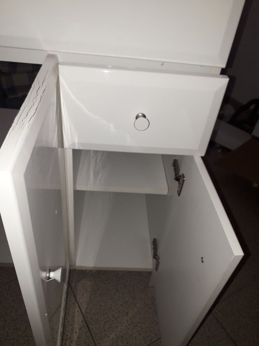 Movel casa de banho com lavatório.