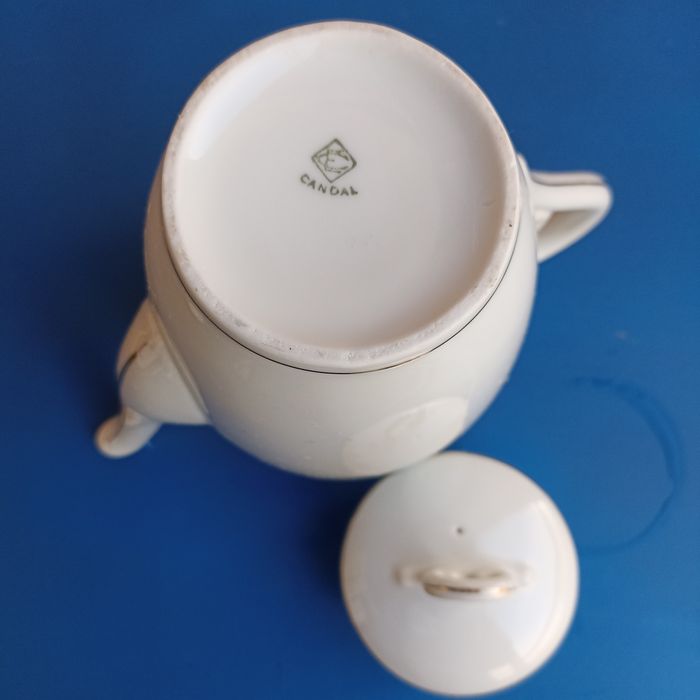 Cafeteira com tampa em porcelana Canda motivo cena mitológica e ninfas
