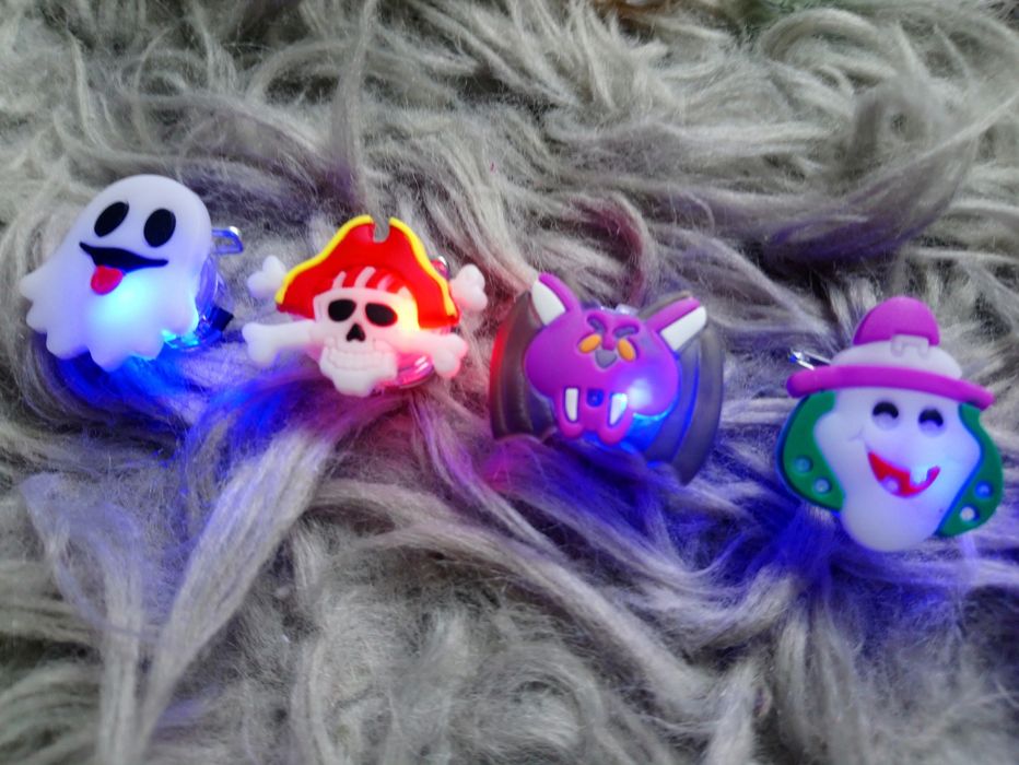 Zabawki świecące przypinki na Halloween