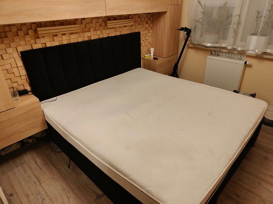 Nowoczesne łóżko z materacem, z miękkim wezgłowiem i dużą szufladę