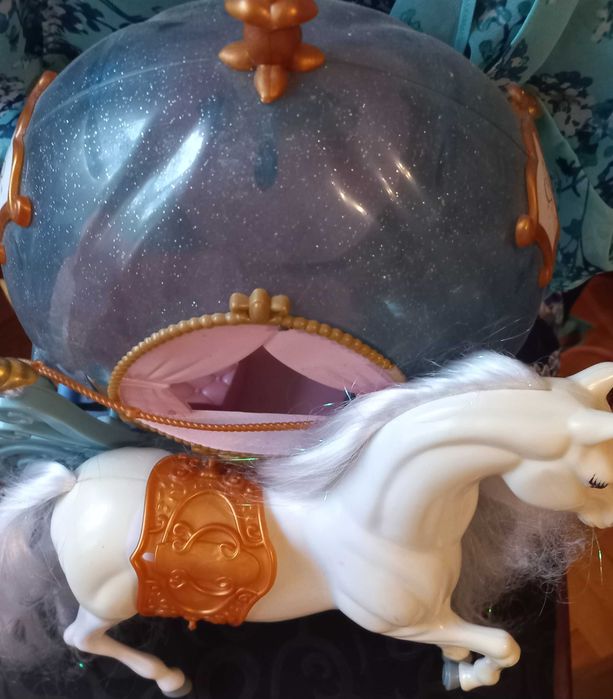 Продам карету з коником і лялькою для дівчинки