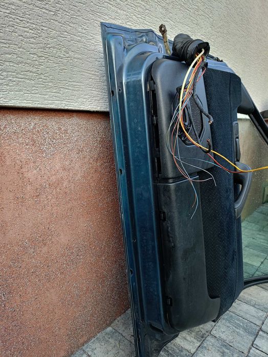 Przednie drzwi VW Passat B3 sedan kompletne, proste, zdrowe, elektryczne szyby i lusterka.