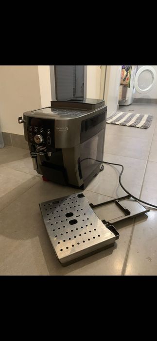 Vendo uma cafeteira delonghe usada