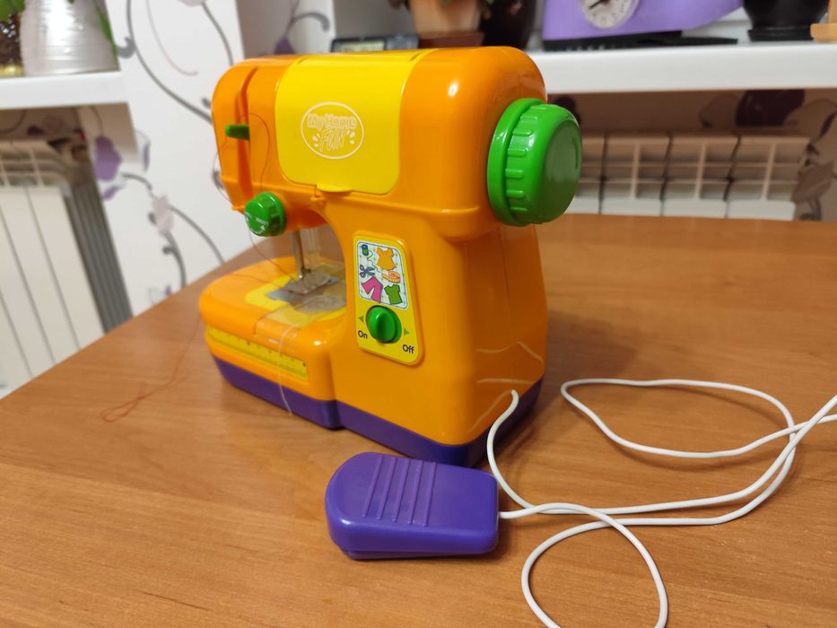Детская швейная машинка. На батарейках. Рабочая.