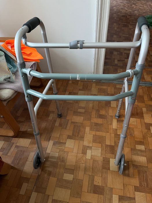 Chodzik używany w dobrym stanie prawie nowy