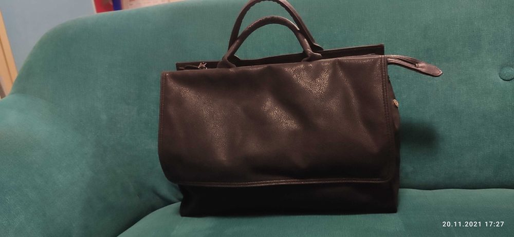 Czarna torebka do ręki, na dokumenty, mieści a4