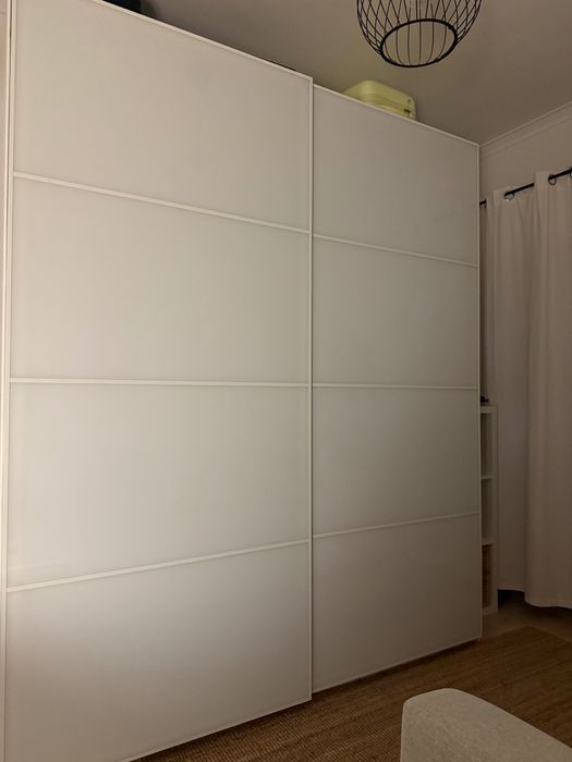 Roupeiro PAX com portas deslizantes