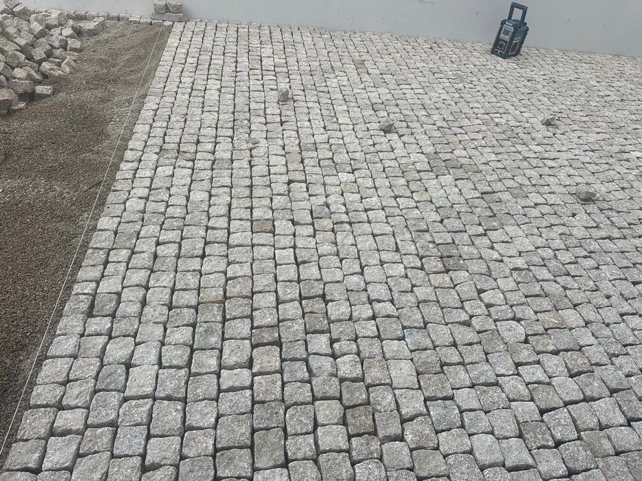 Pavimentações (calçada portuguesa) e obras públicas.