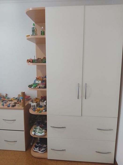 Mobília de Quarto Juvenil Completa – Roupeiro + Estante + Cómoda + Mesa de Cabeceira