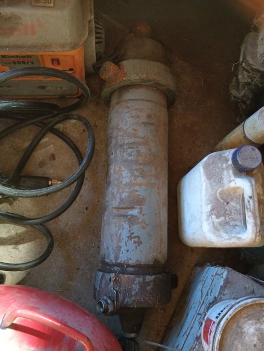 Siłownik wywrotu przyczepy d47