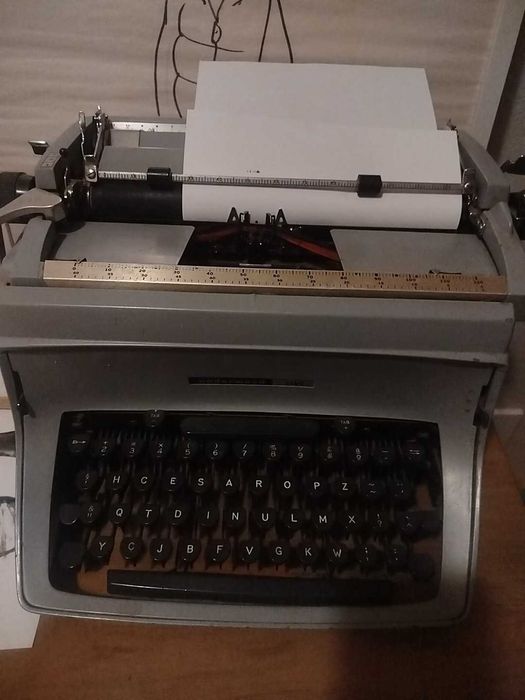 Máquina de escrever muito antiga, precisa de fita nova