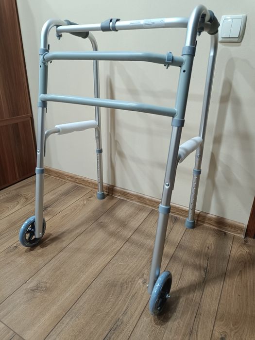 Ходунки (ходуни). На колесах та без. Крокуючі та переставні. Нові