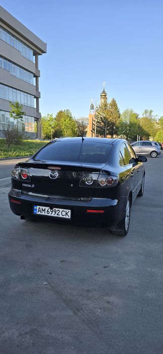 Машина Mazda 3
