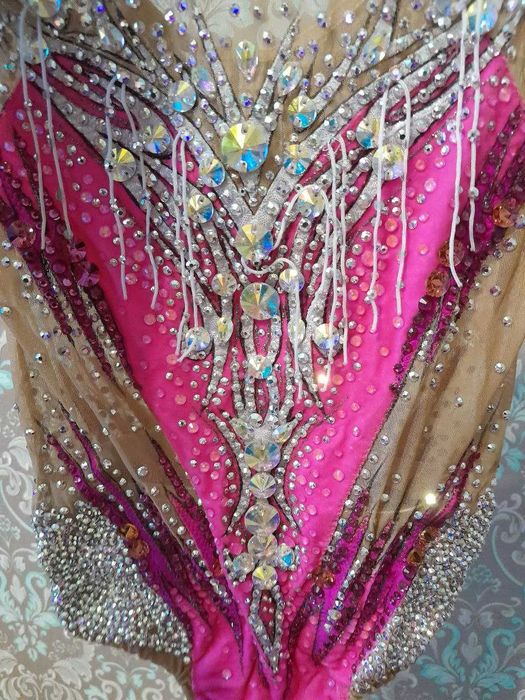 Купальник та предмети для гімнастики