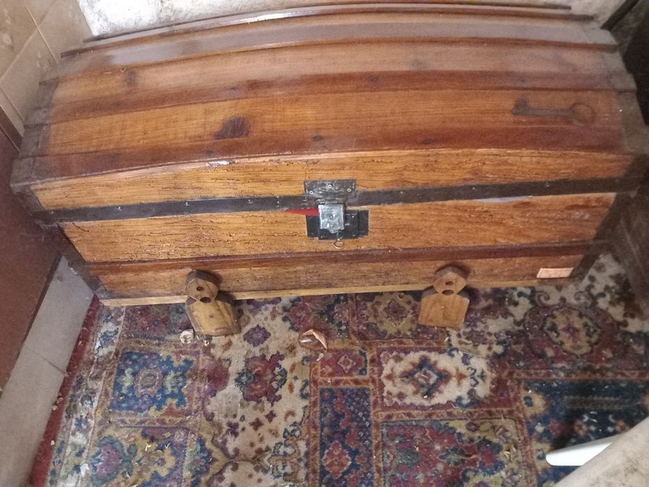 Arca muito antiga com mais de 100 anos