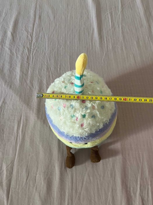 Peluche bolo de aniversário com vela e pernas, cerca de 27 cm