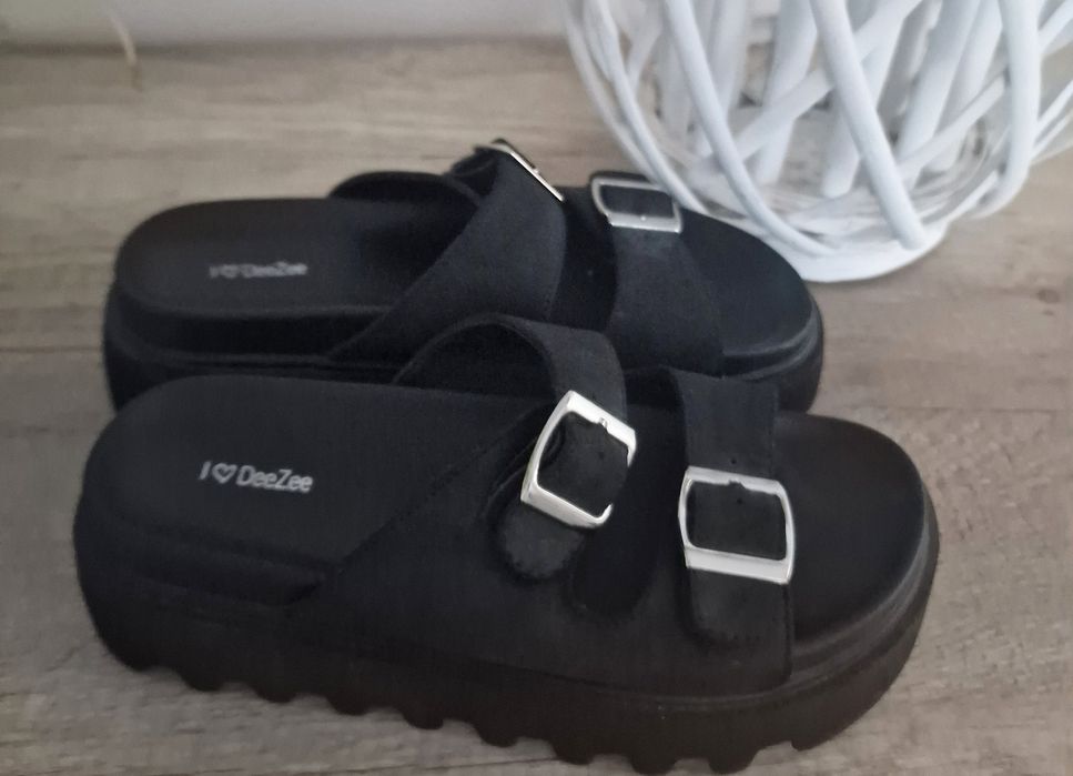 Klapki na platformie "DeeZee".