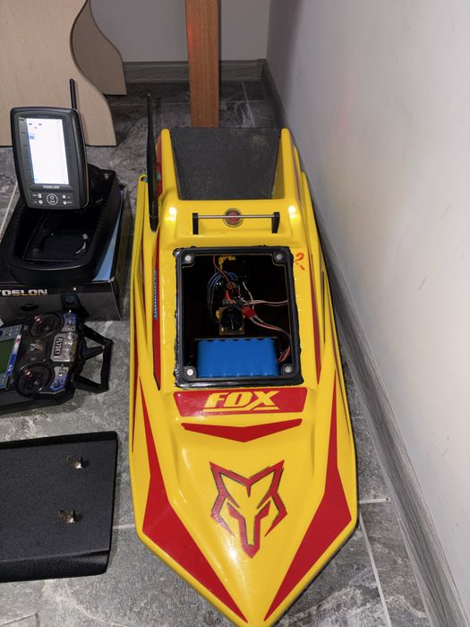 Продам карповый кораблик Fox