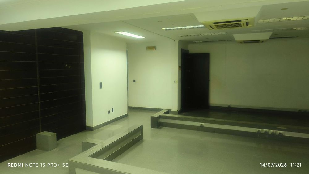 Espaço Comercial e de Serviços com 221 m² | Comércio, Serviços ou Restauração | Garagem para 5 Viaturas