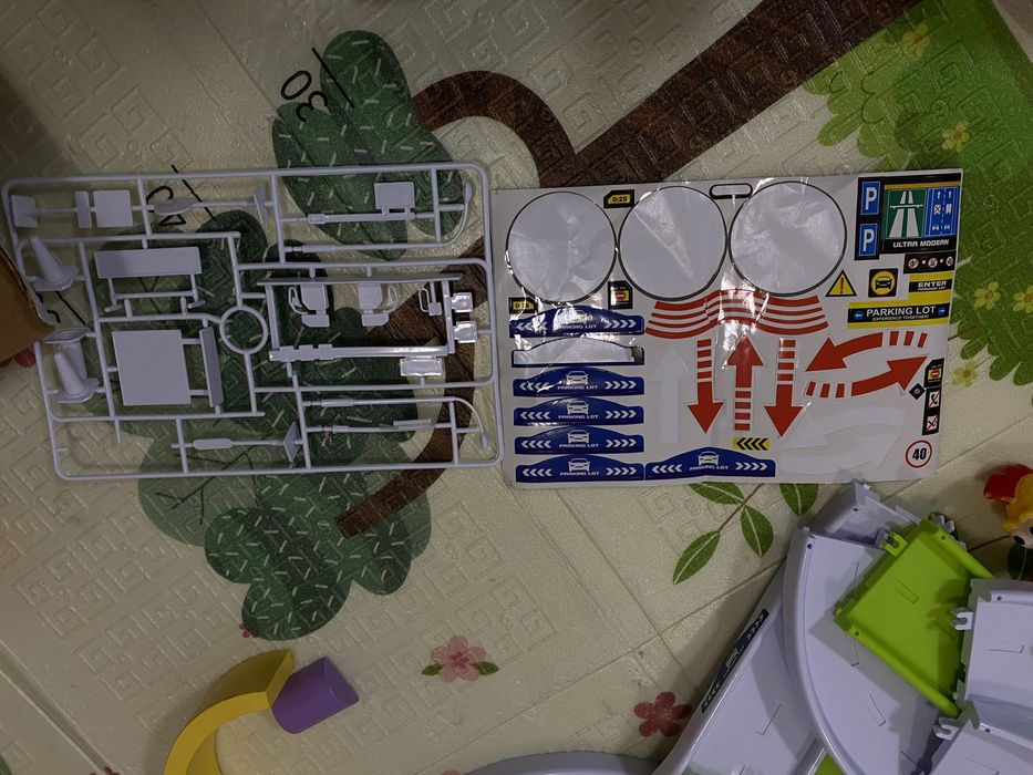 Дитячий паркінг з машинами