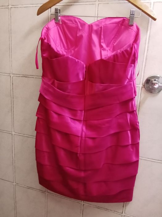 Vestido rosa choque de cerimónia com brilhantes + lenço - Tamanho 42