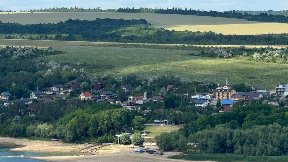 Продам 10 соток землі біля Дністря з водою та світлом !