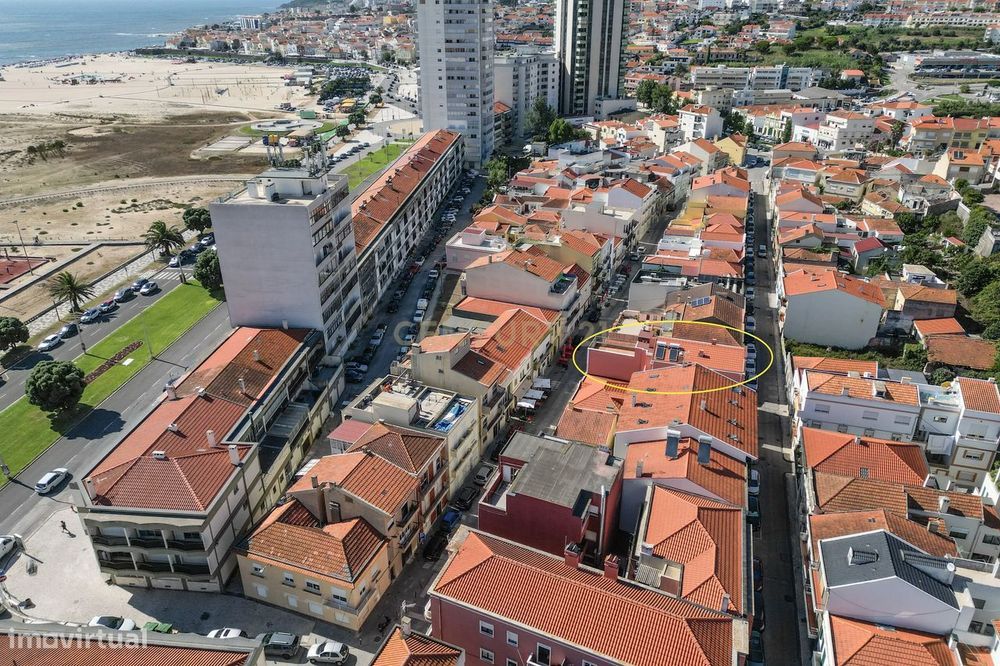 Edifício reabilitado e transformado em hospedagem com restaurante