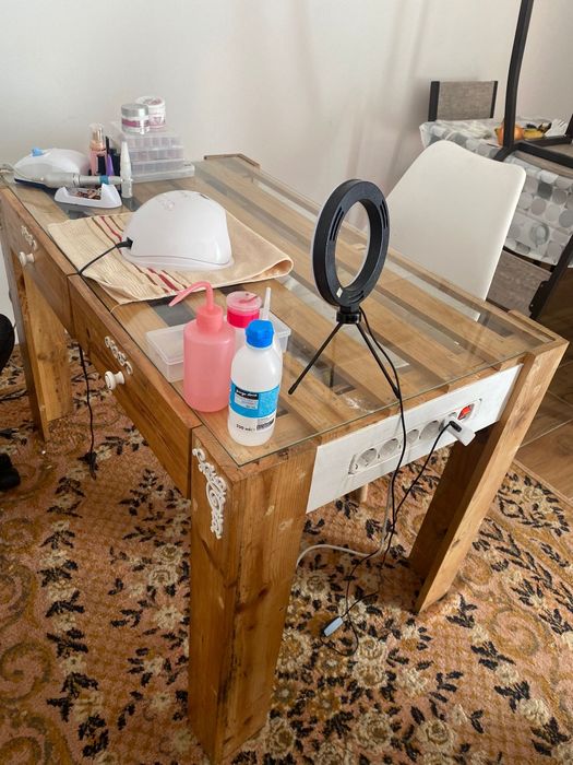 Mesa e cadeiras para Manicure