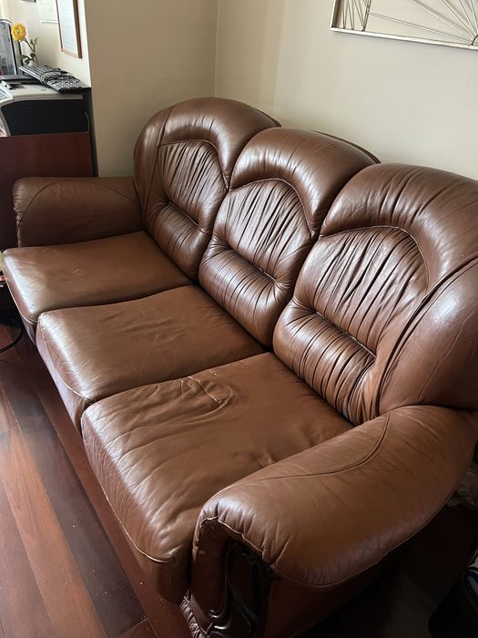Vendo sofá de 3 lugares em pele