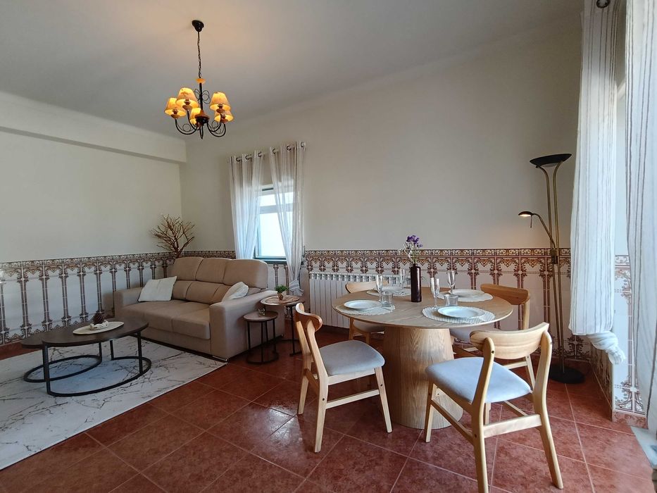 Apartamento renovado com jardim e garagem