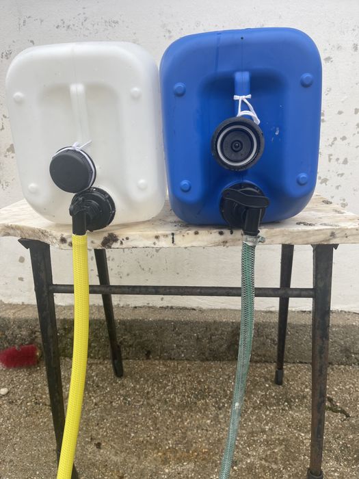 Depositos de 25 llitos com torneira propria