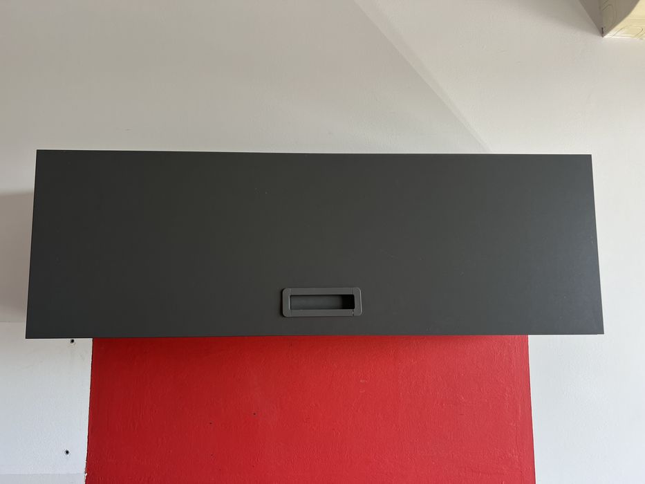 Cubo de parede com porta