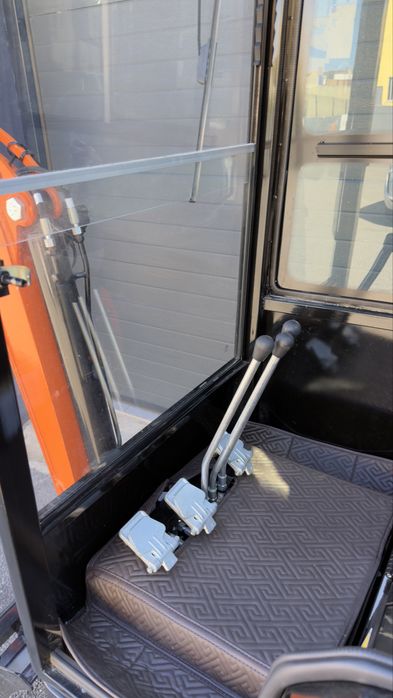 Mini giratória 1,2T com cabine e motor kubota nova