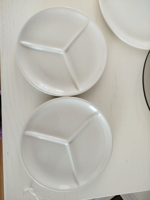 Набір посуду (тарілки , горнятка,ложки,вилки