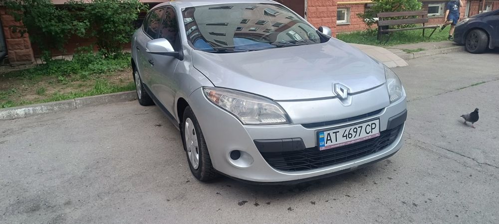 Меган  2010 рік     Економне,сімейне авто