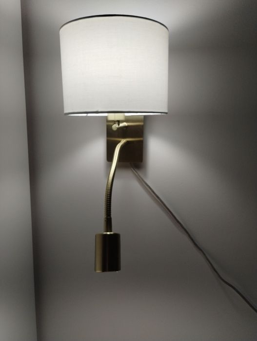Lampka nocna z funkcją lampki do czytania.