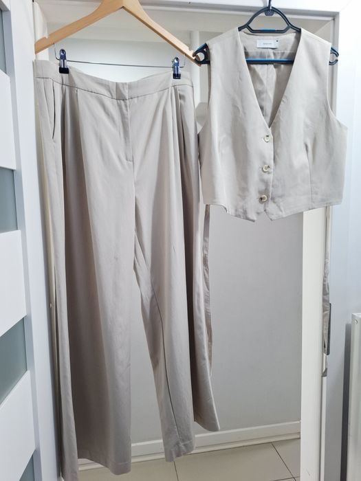 Bezowy garnitur damski marynarka kamizelka szerokie spodnie Reserved