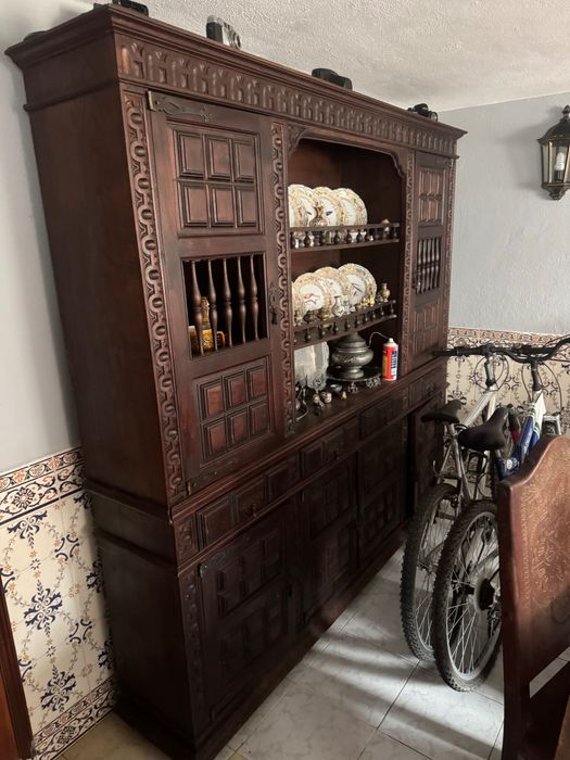 Conjunto de Móveis em Madeira Maciça – Mesa + Cadeiras + 2 Mobílias