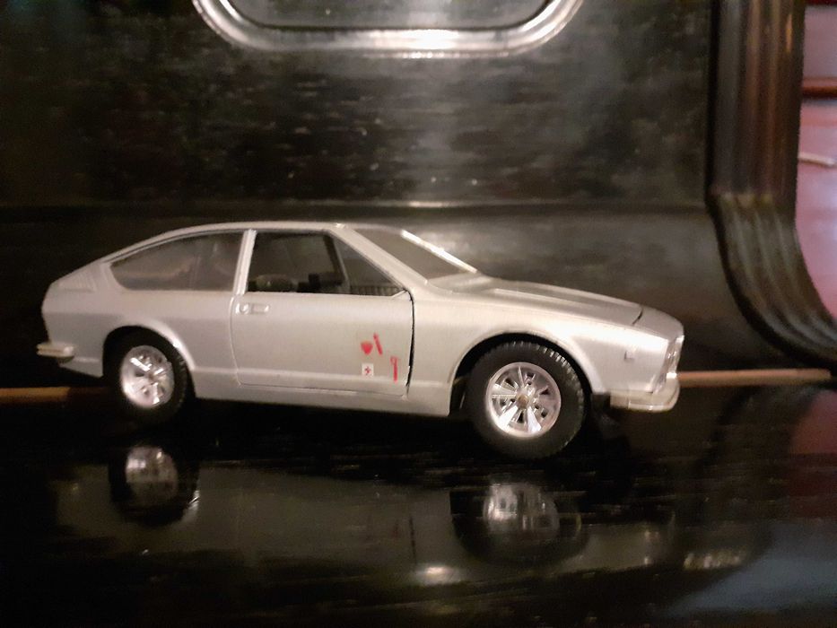 Miniatura vintage de carro marca Alfetta GT