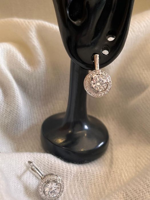 Brincos luxo, zirconia folheado a ouro 18k e prata 925.